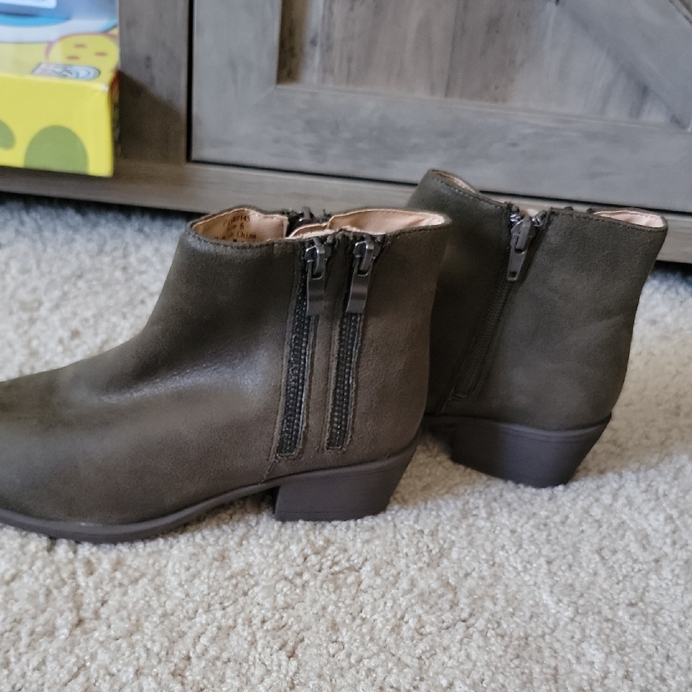 Olive Ankle Boots with 2 Zippers NWOT Sz 6
